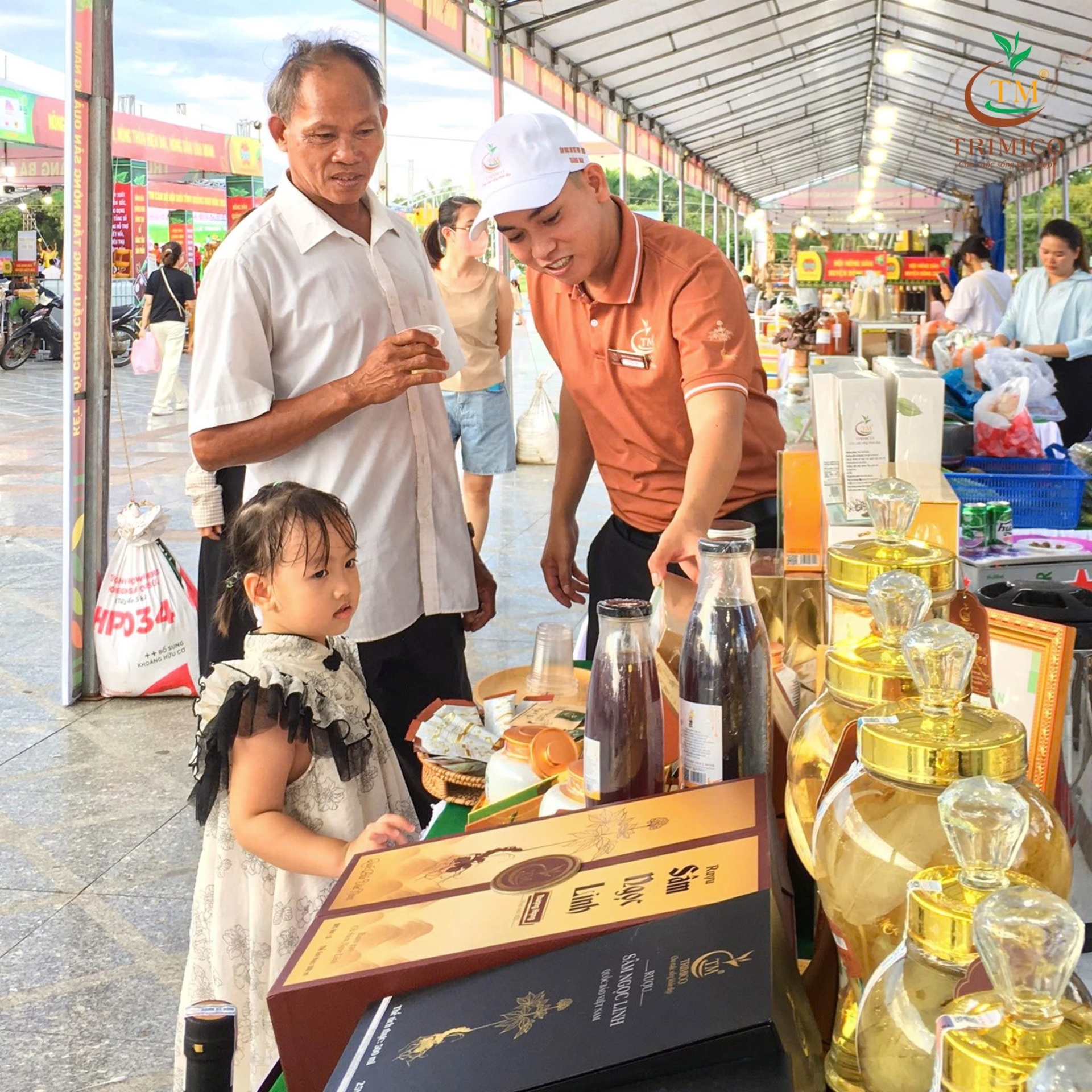 Khách đến tham quan mua sắm tại gian hàng của TRIMICO