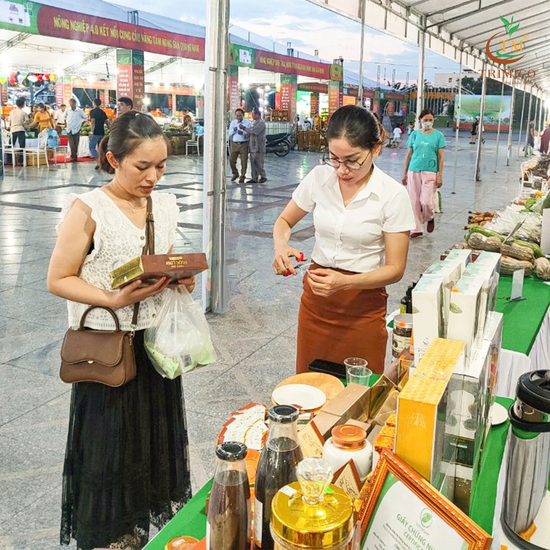 Khách đến tham quan mua sắm tại gian hàng của TRIMICO