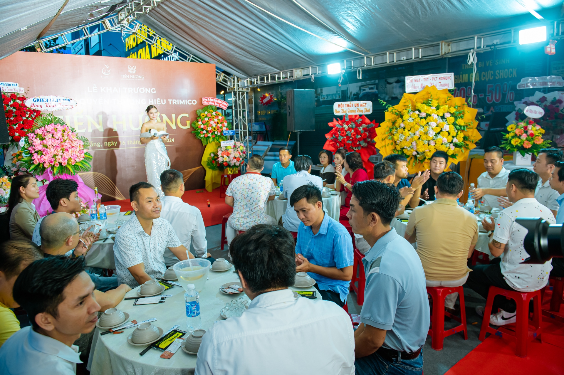 Tiệc ngày Khai trương cửa hàng nhượng quyền Tiến Hương Đà Nẵng