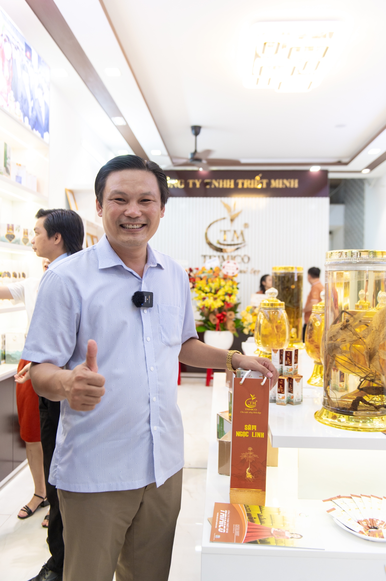 Khách hàng đến tham quan mua sắm