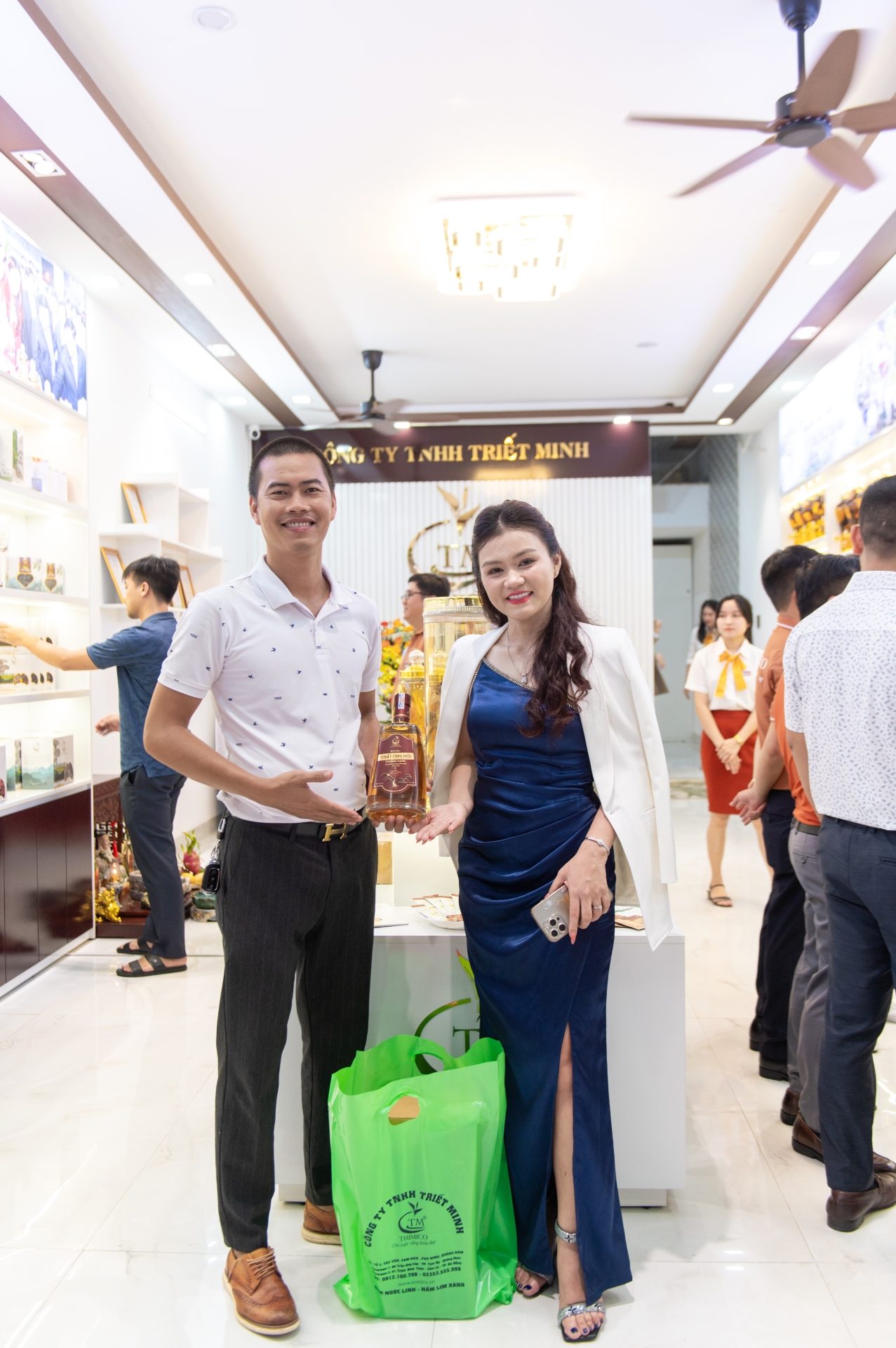 Khách hàng đến tham quan mua sắm