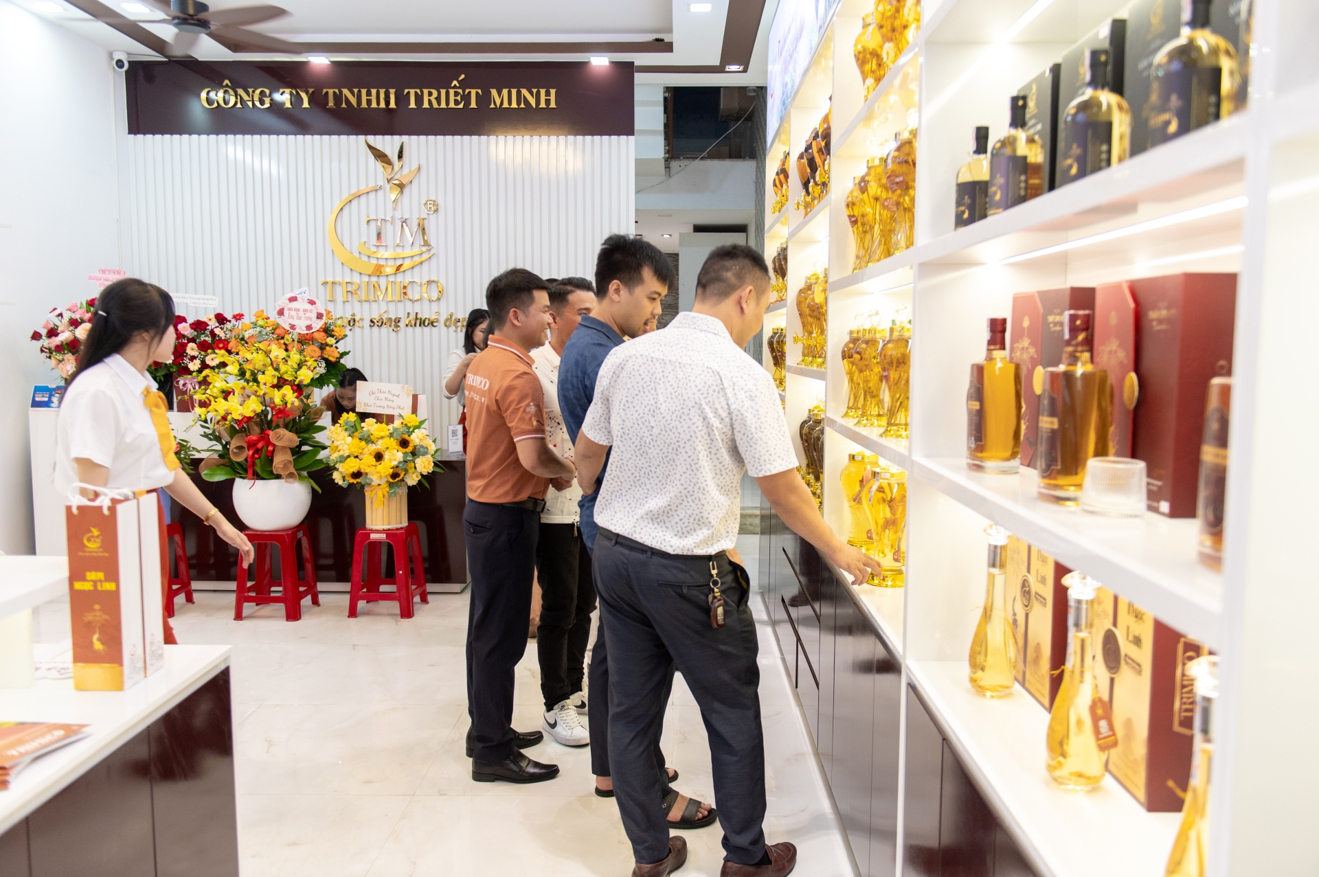 Khách hàng đến tham quan mua sắm