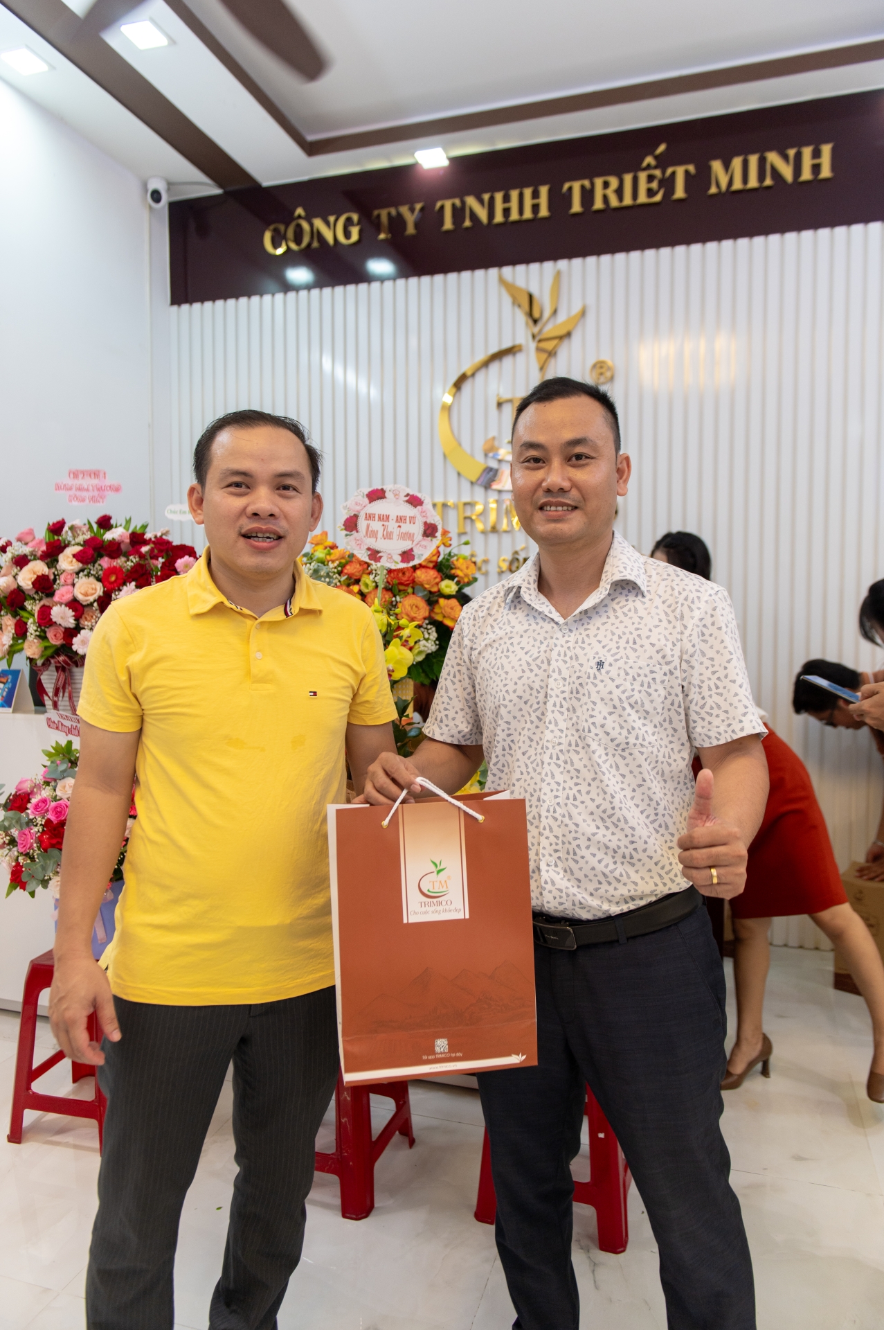 Khách hàng đến tham quan mua sắm