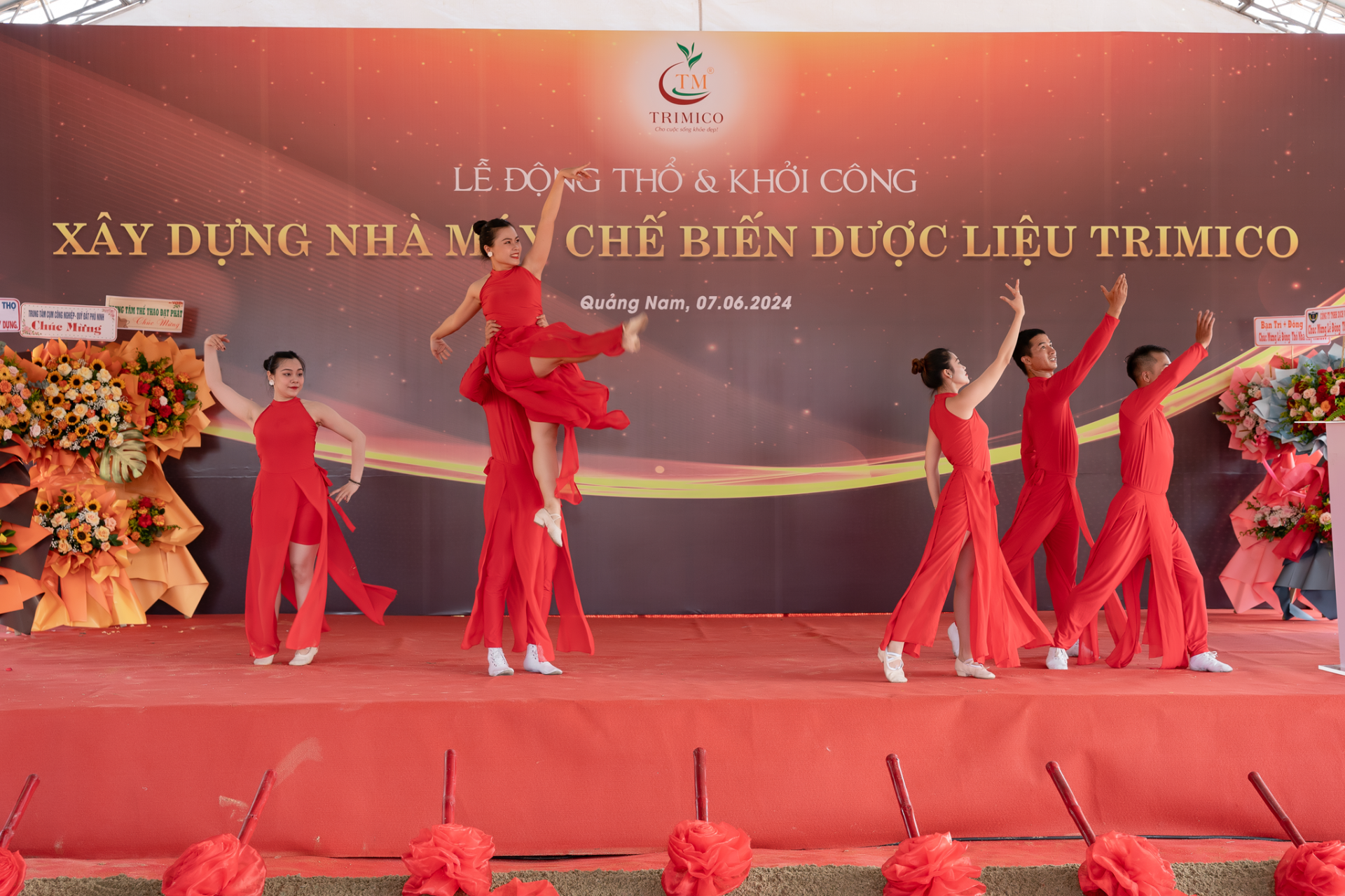 Tiết mục múa văn nghệ góp vui cho buổi lễ