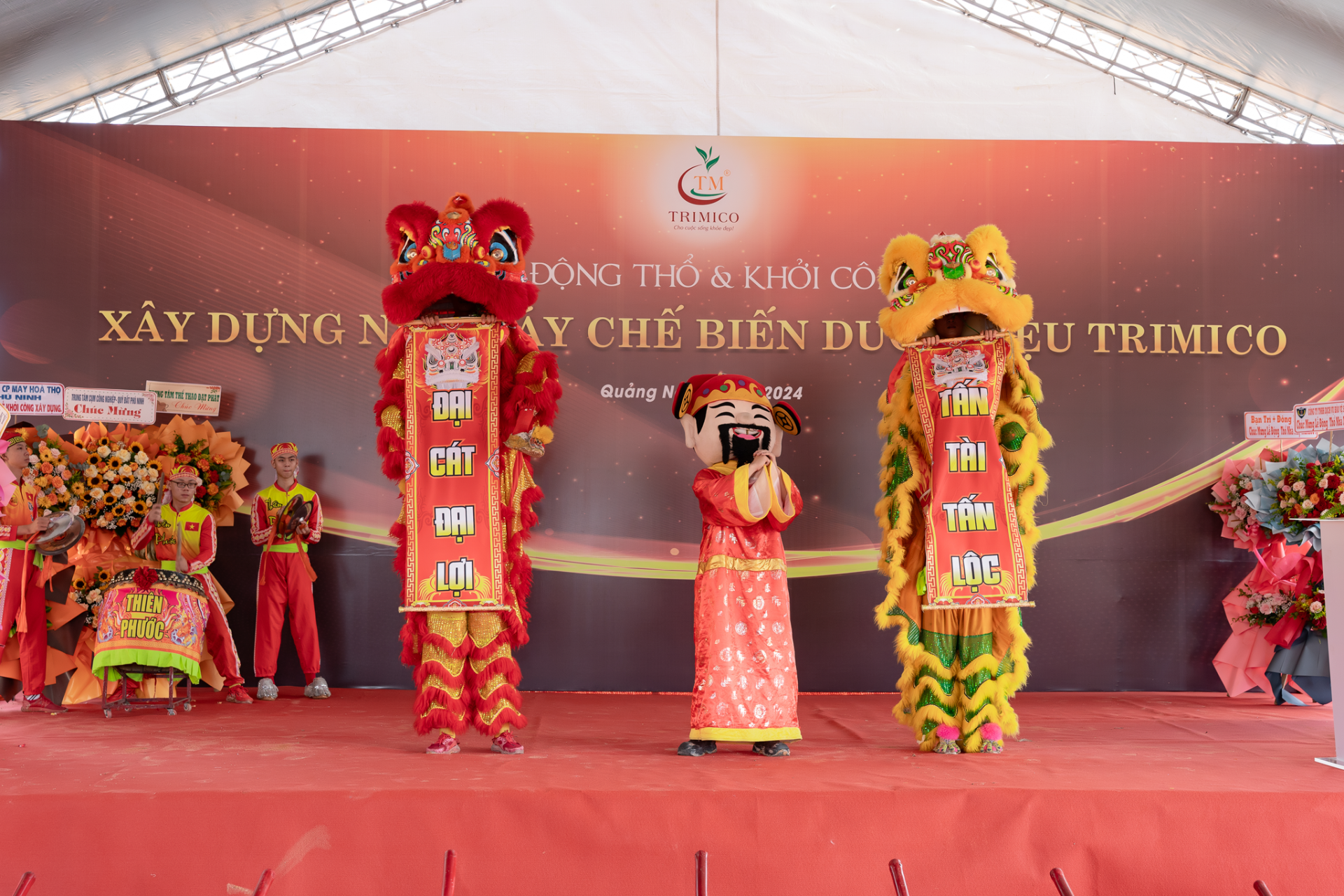 Lân chào đón buổi lễ động thổ và khởi công xây dựng nhà máy