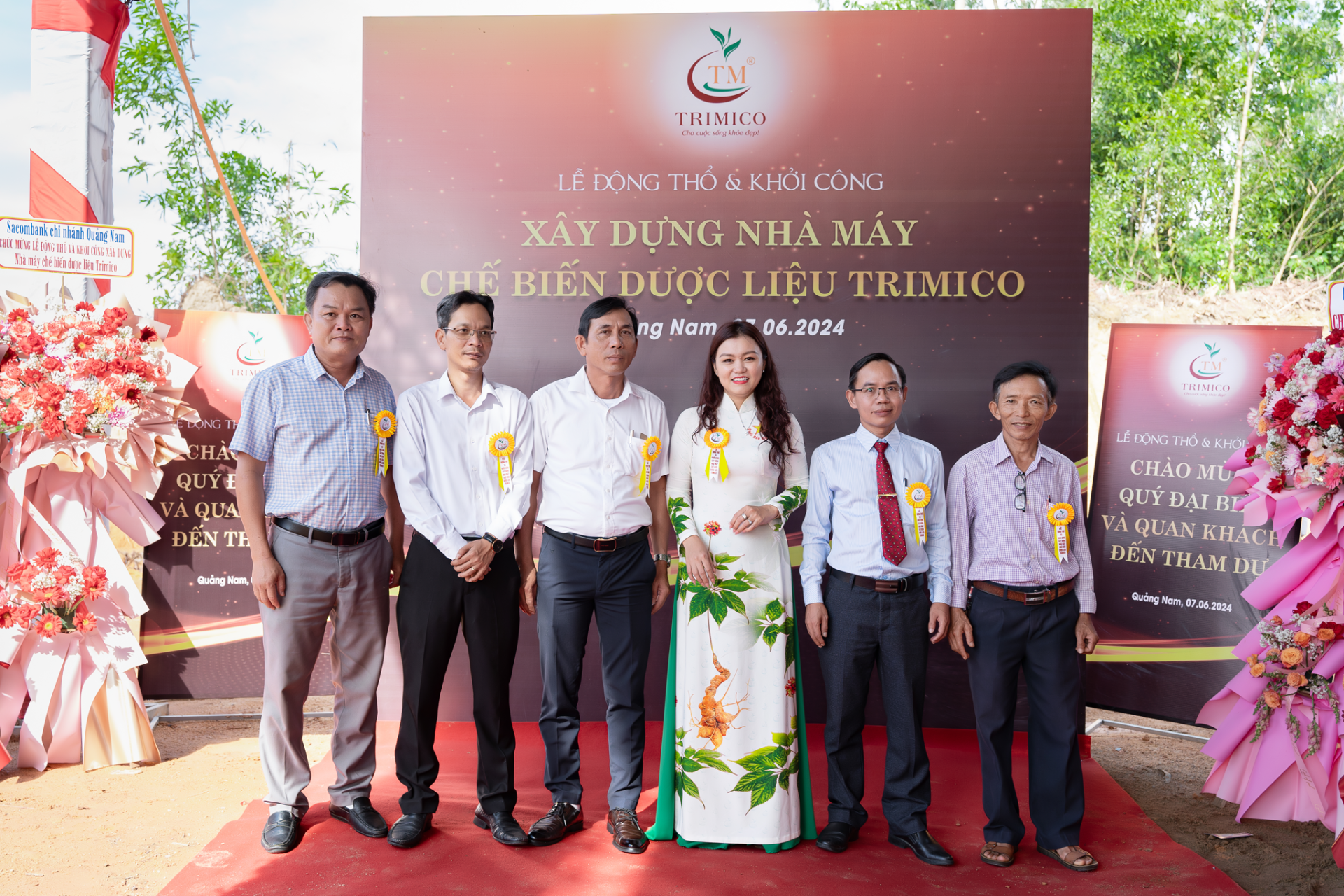 Hình chụp ở buổi lễ của các khách mời