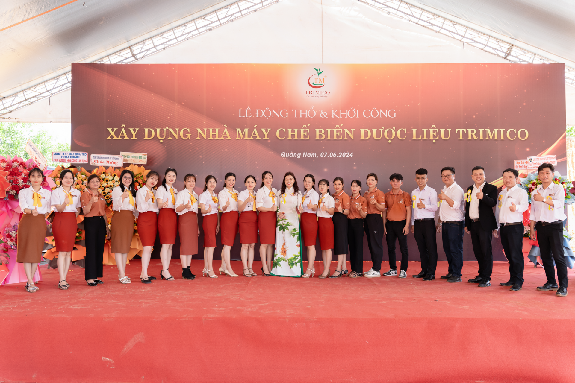 Toàn thể công ty chụp hình lưu niệm