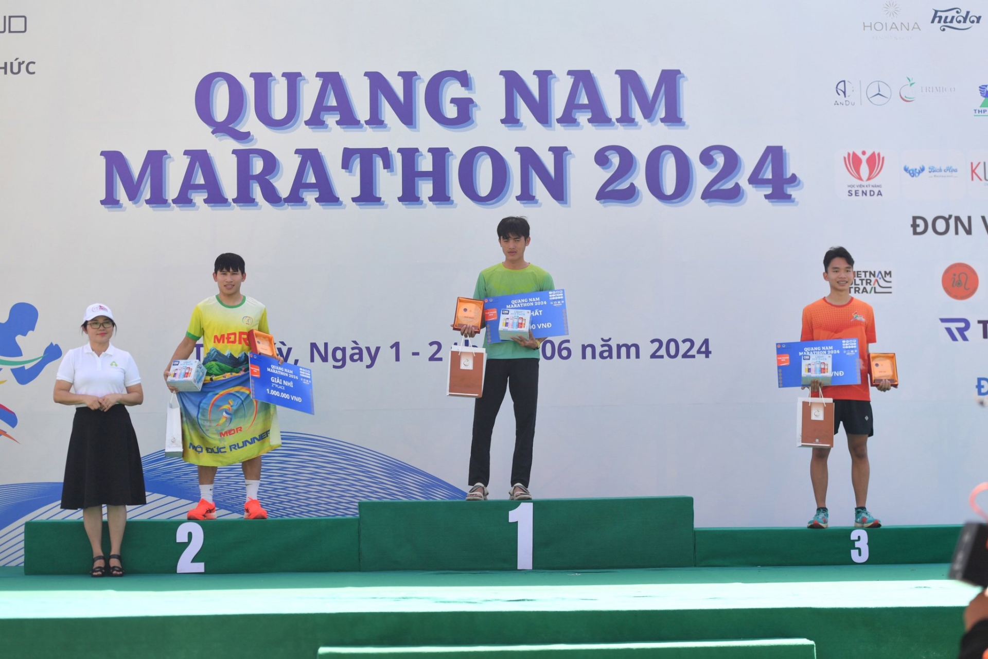 Các vận động viên nhận giải và quà của TRIMICO