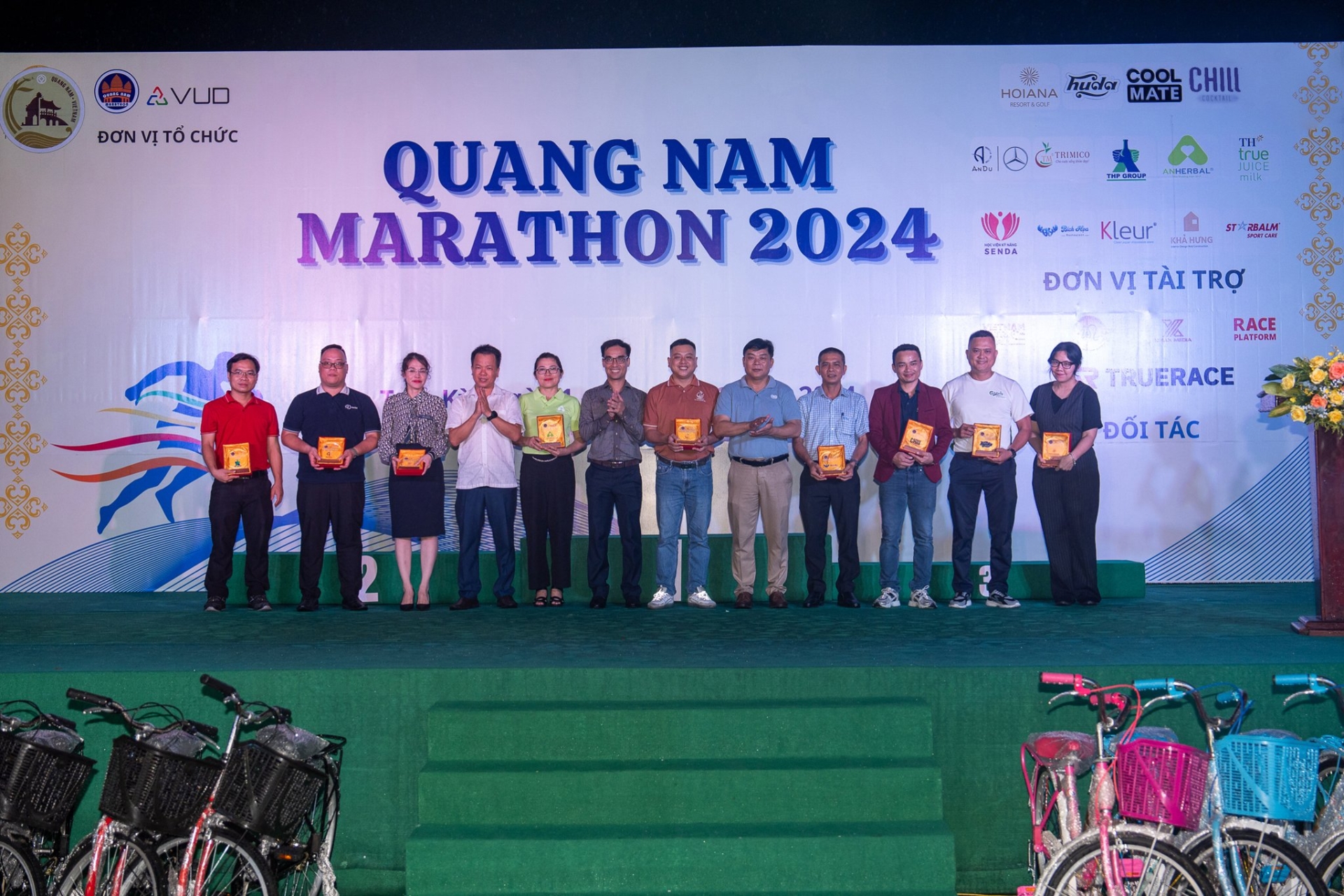 Sếp Minh và các doanh nghiệp lên nhận quà lưu niệm của sự kiện