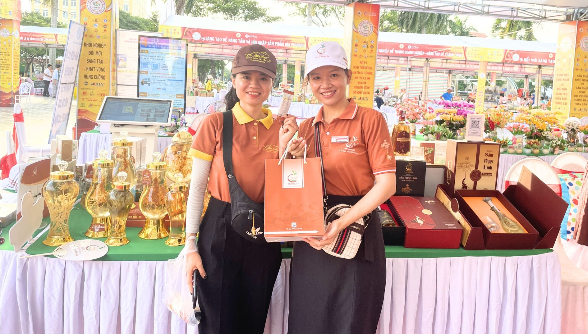 Khách hàng mua thạch sâm Ngọc Linh