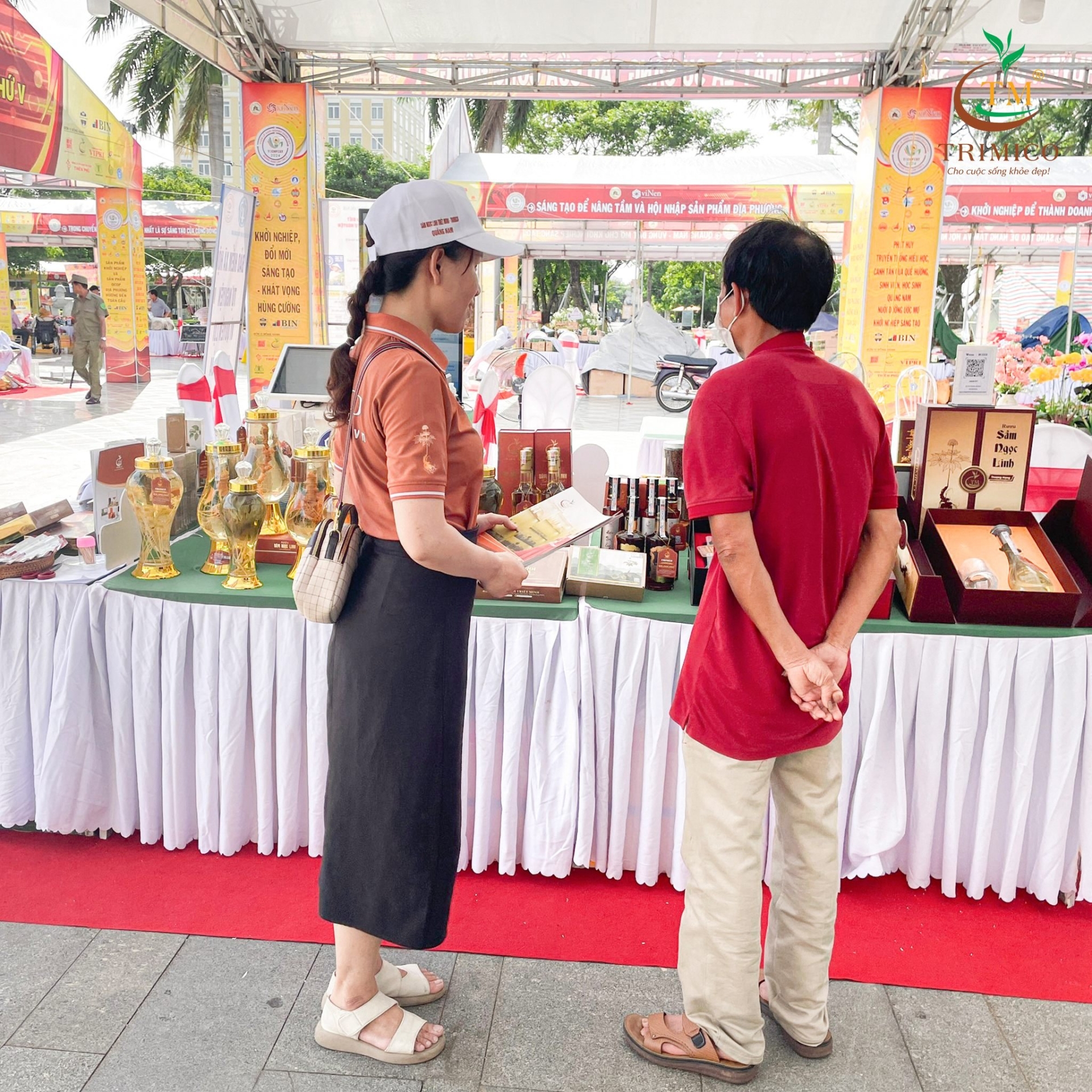 Nhân viên đang nhiệt tình tư vấn rượu cho khách hàng