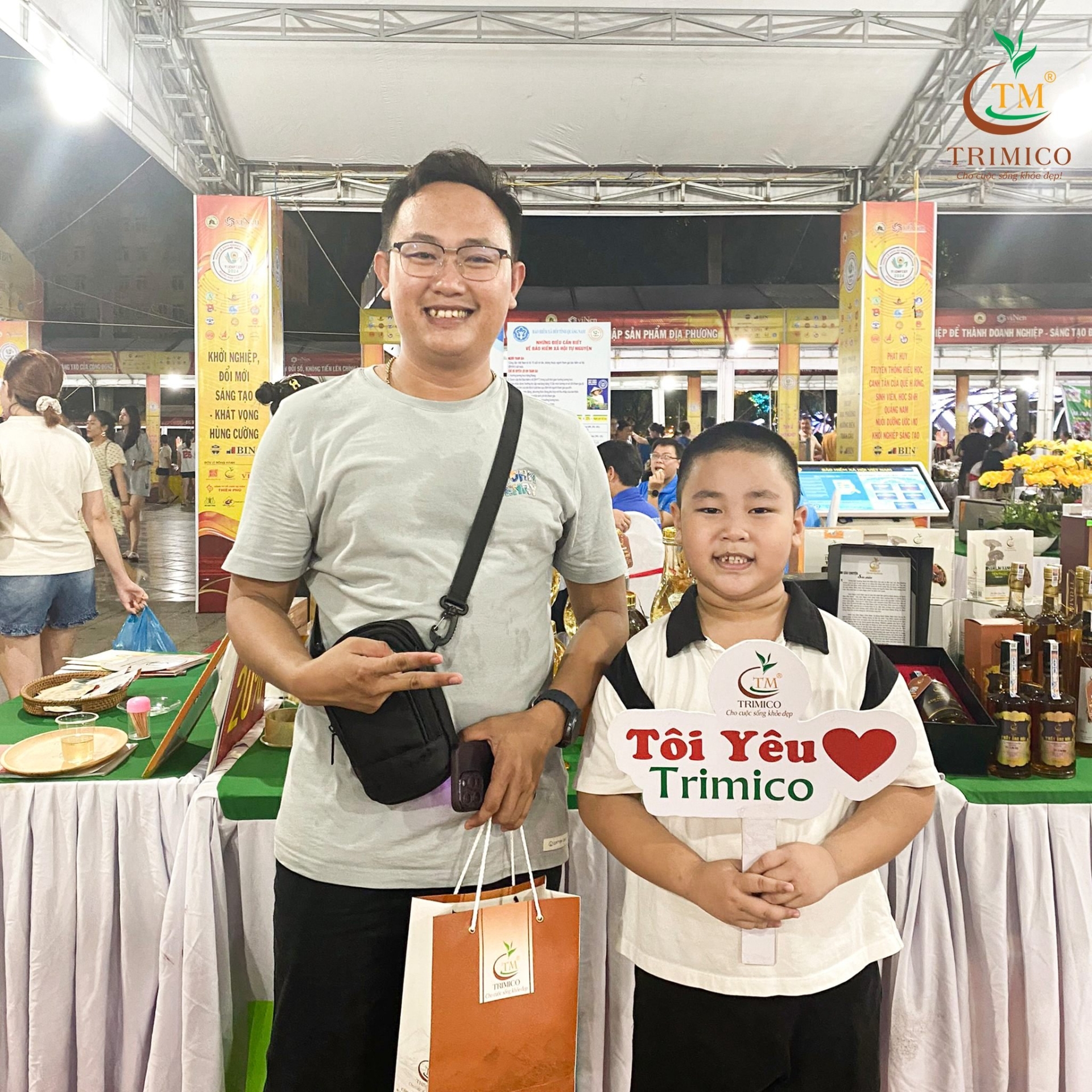 Khách hàng mua các sản phẩm của TRIMICO và check in