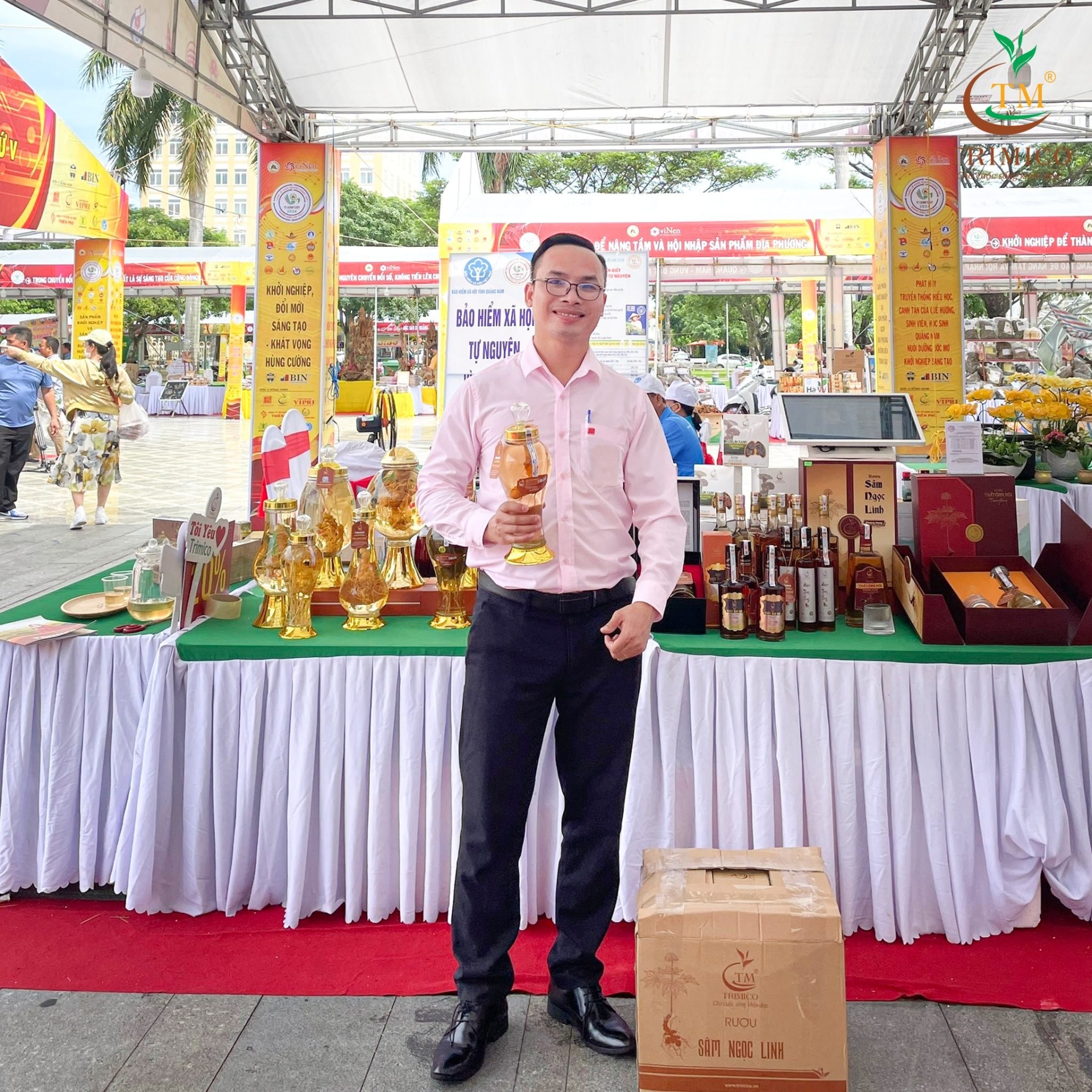 Khách hàng đại diện chụp hình thùng 6 chai rượu hoa cho giám đốc Hồng Đào