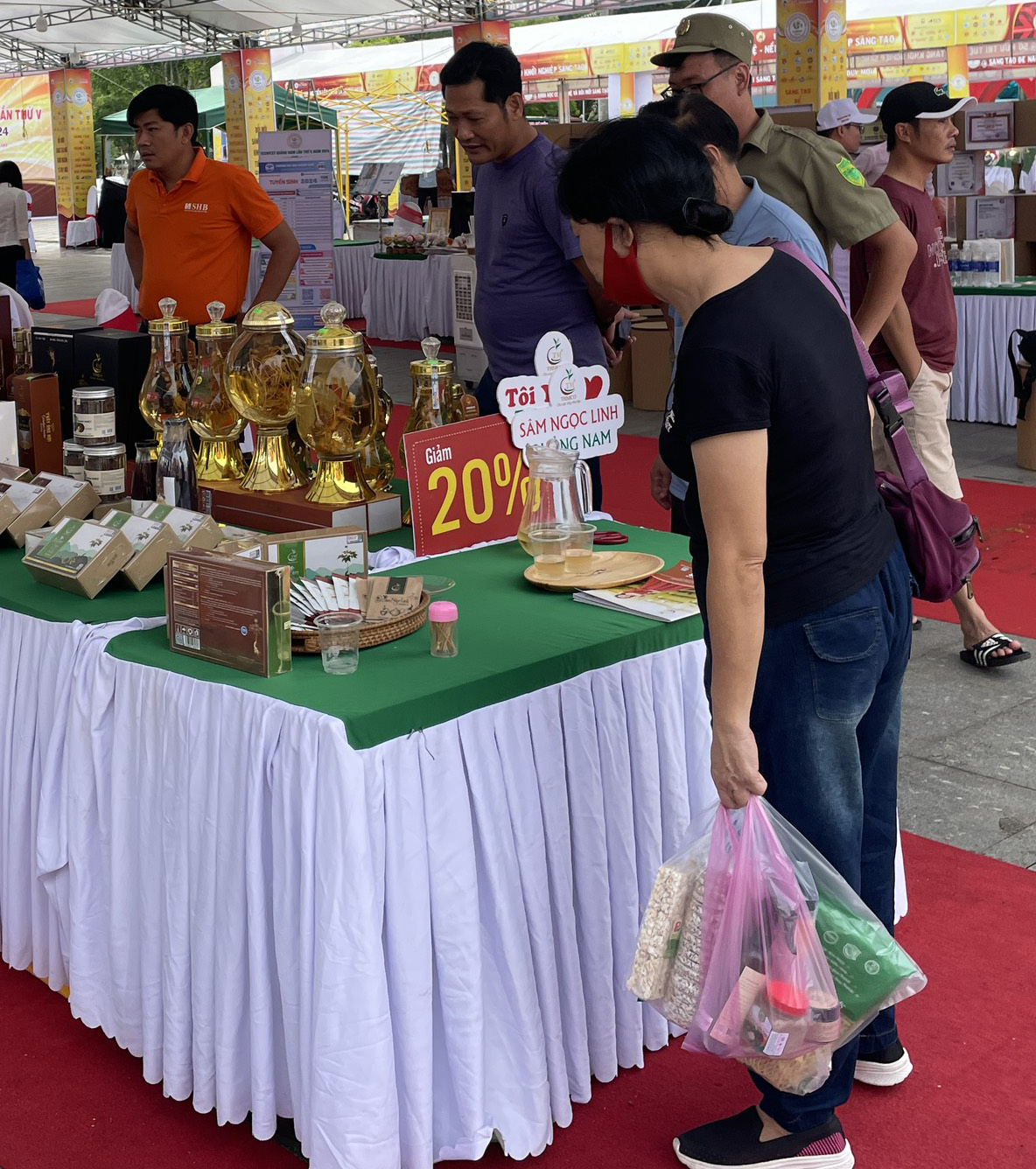 Khách đến tham quan gian hàng của TRIMICO