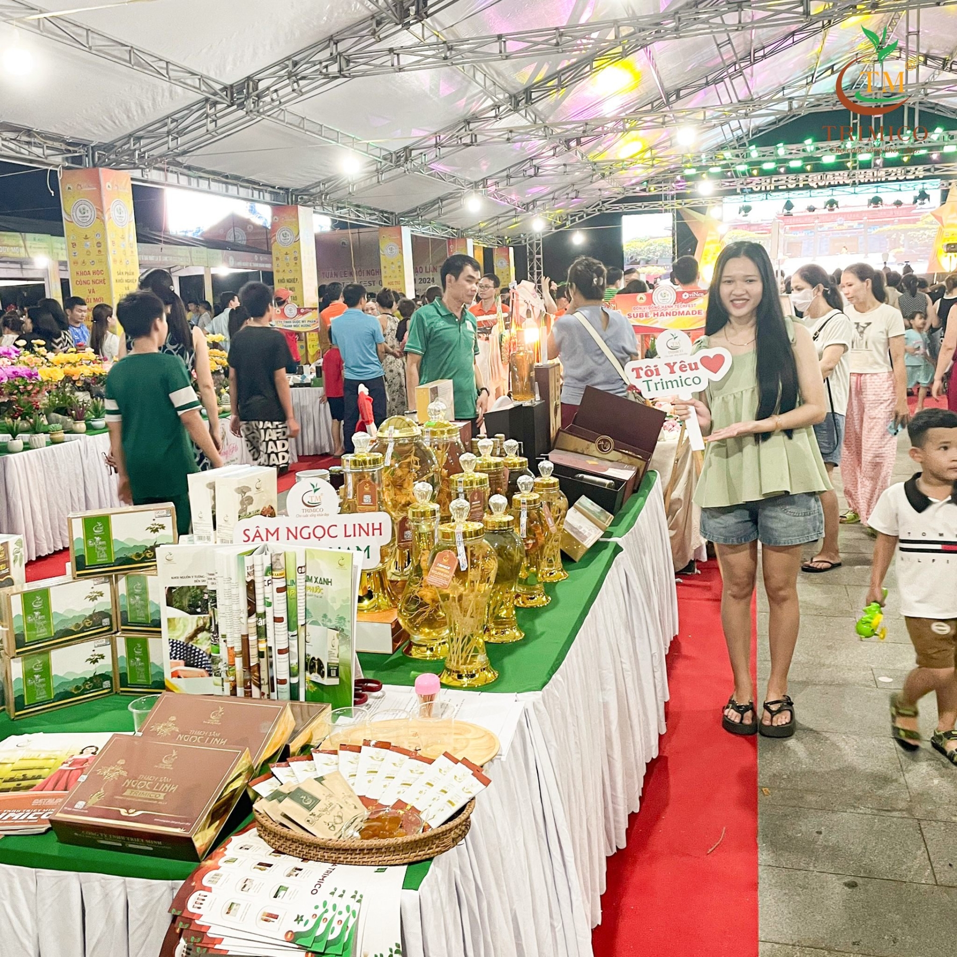 Khách hàng check in gian hàng của TRIMICO tại sự kiện