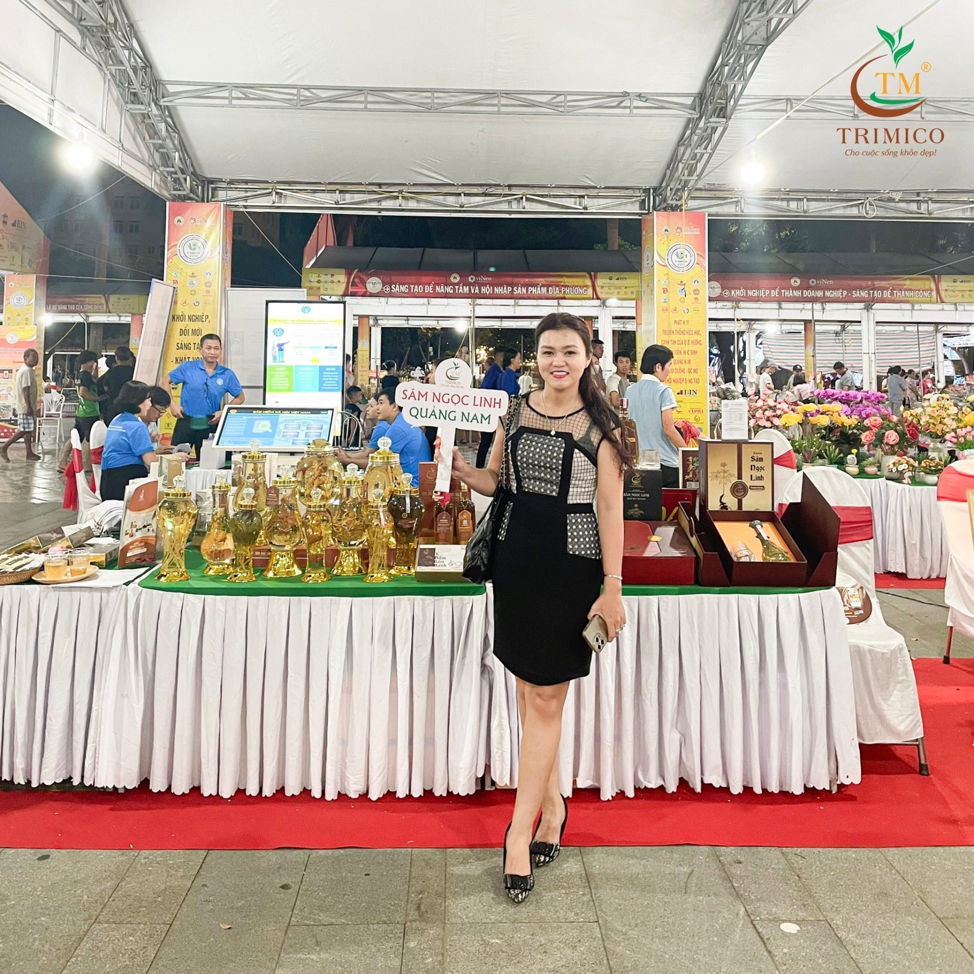 Giám đốc Luyện check in tại gian hàng sự kiện Techfest 2024