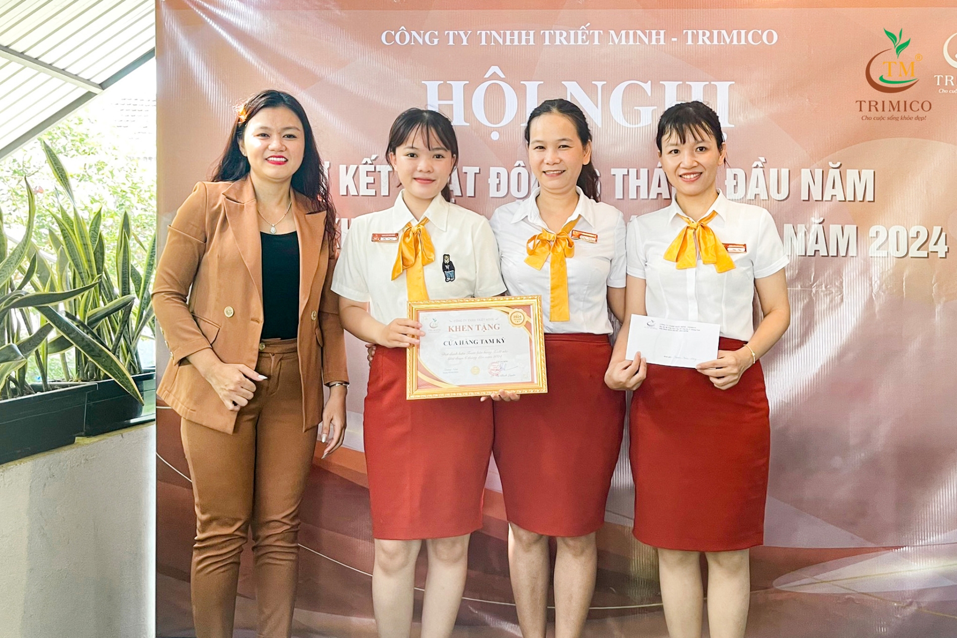Trao thưởng cho team bán hàng xuất sắc