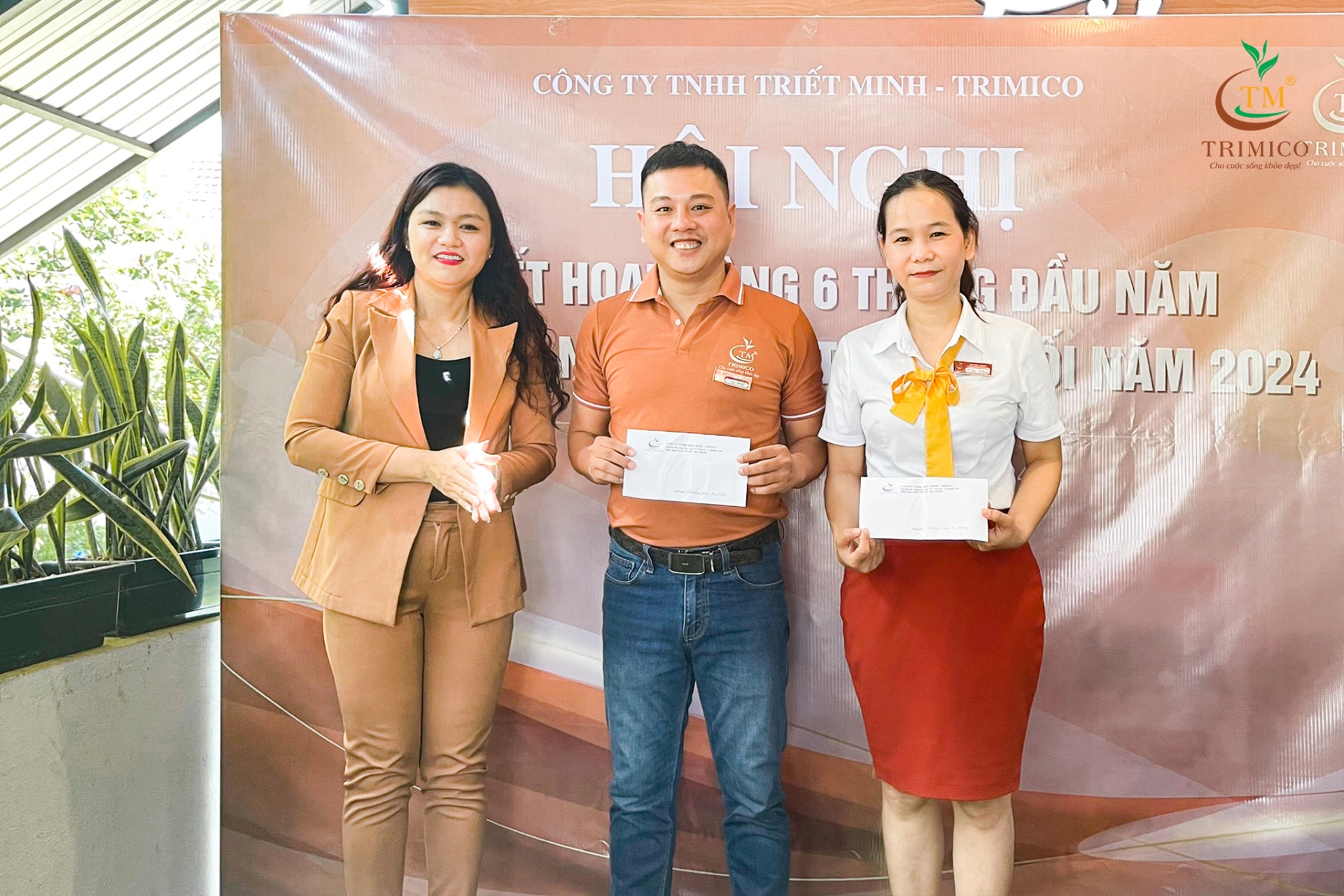 Trao thưởng cho các nhân viên xuất sắc