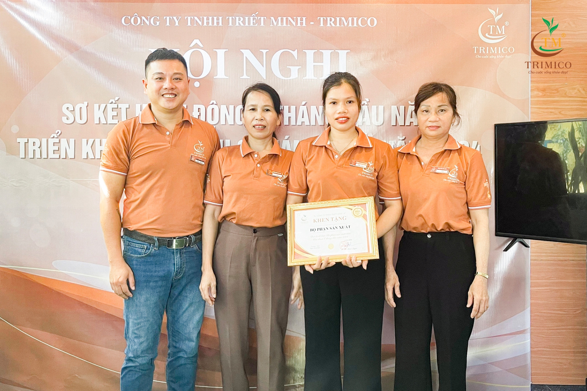 Trao thưởng cho xưởng sản xuất