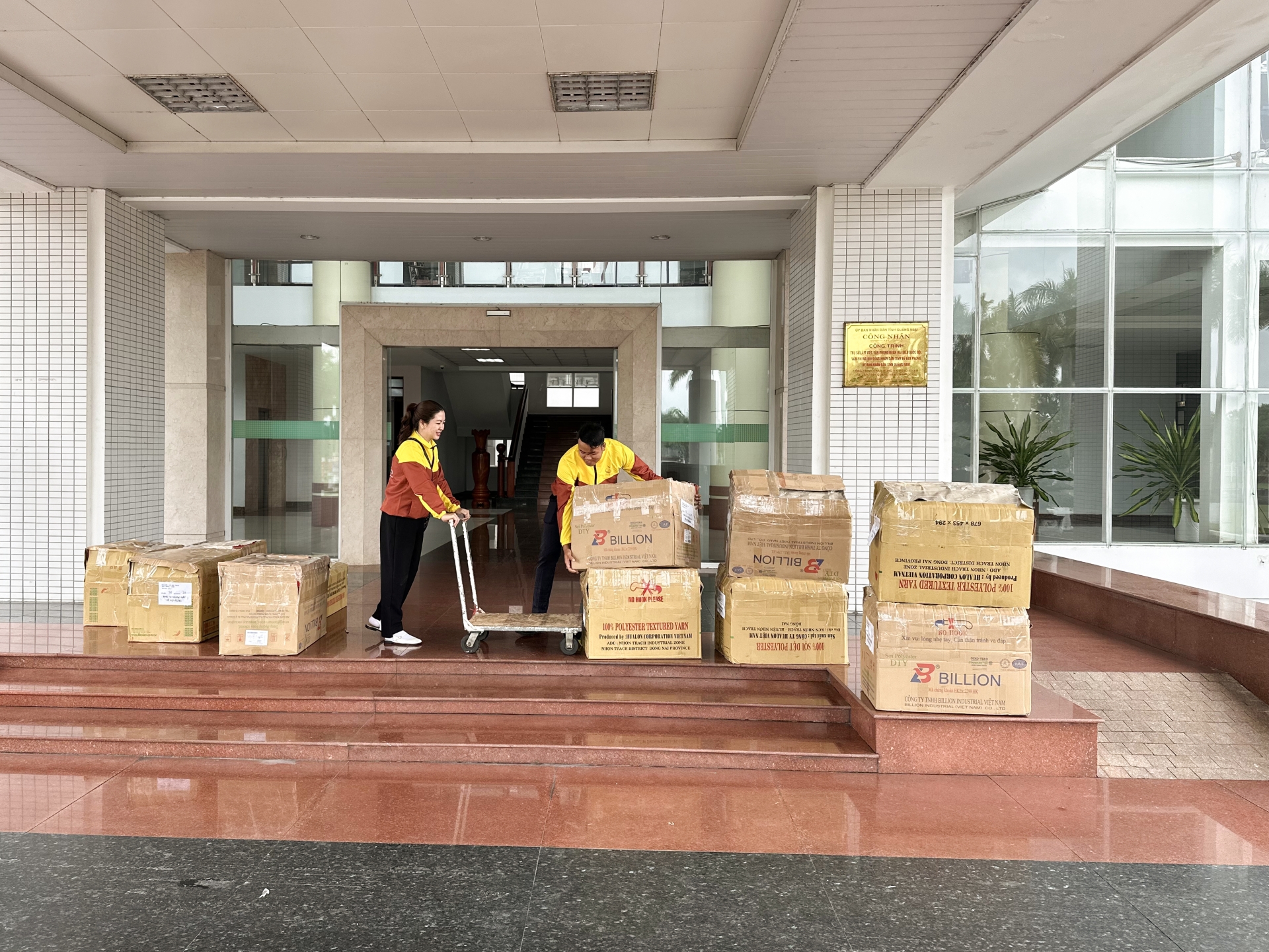 CÔNG TÁC CHUẨN BỊ QUÀ TẶNG CHO SỰ KIỆN KỶ NIỆM TỈNH QUẢNG NAM