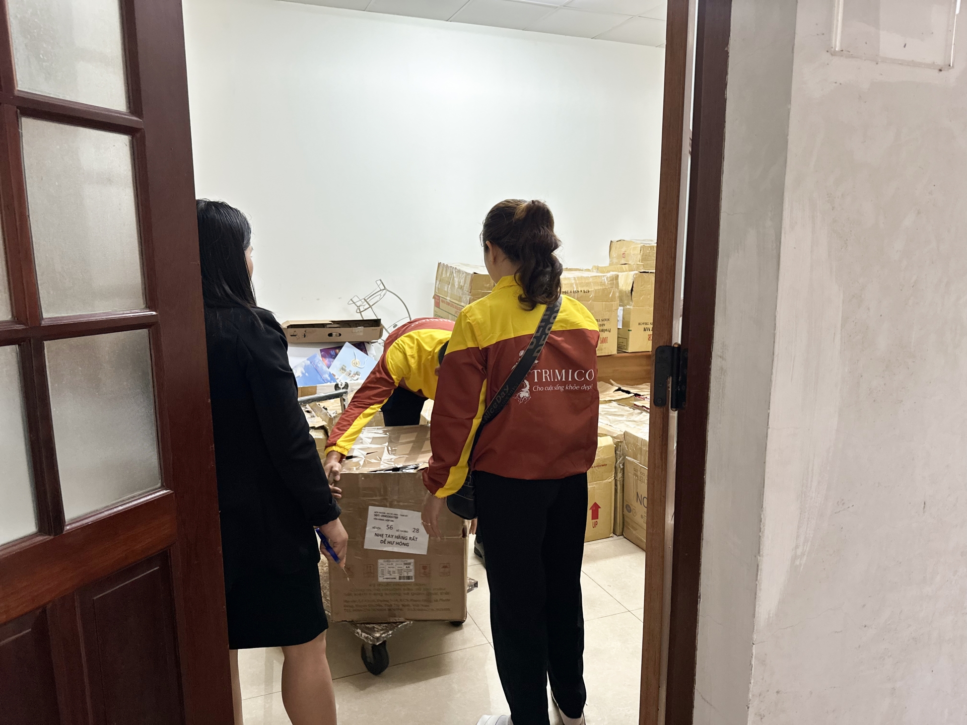 CÔNG TÁC CHUẨN BỊ QUÀ TẶNG CHO SỰ KIỆN KỶ NIỆM TỈNH QUẢNG NAM