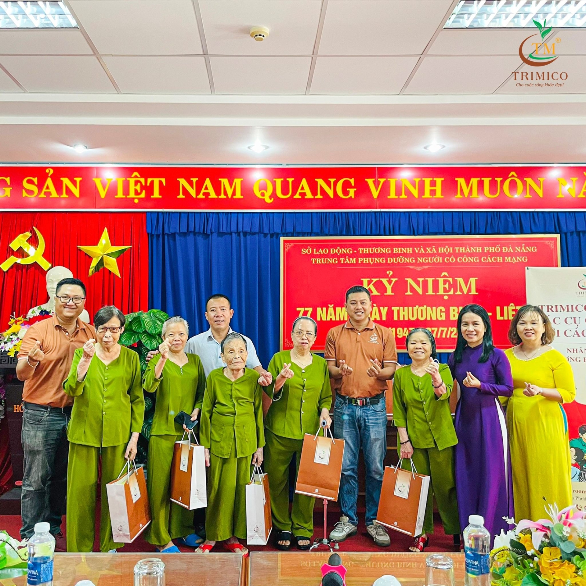 Trao quà những món quà 